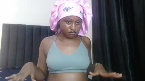 Snapshot of hottie_ebonie chatting on July 5, 2026, 10:39 pm Ella online show from July 5, 2026, 10:39 pm
