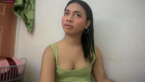 Snapshot of hottiescummerx chatting on April 21, 2026, 3:17 pm N I C A online show from April 21, 2026, 3:17 pm