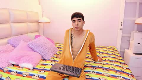 hottiie_guy online show from October 6, 2025, 6:49 pm