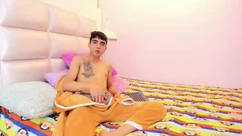 hottiie_guy online show from October 7, 2025, 6:38 pm