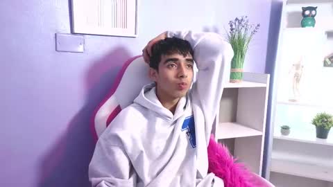 hottiie_guy online show from October 20, 2025, 5:35 pm