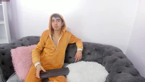 hottiie_guy online show from October 31, 2025, 6:20 pm
