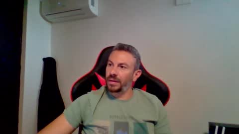 Snapshot of huge__cumshot chatting on September 11, 2025, 9:20 am huge__cumshot online show from September 11, 2025, 9:20 am