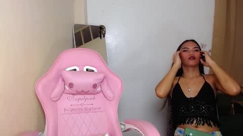 Snapshot of hugeasiancockandrea chatting on December 1, 2024, 8:42 pm drea  online show from December 1, 2024, 8:42 pm