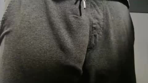 Big uncut cock dripping online show from November 18, 2025, 11:26 pm