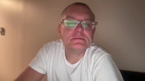 Snapshot of hungron9 chatting on November 14, 2025, 2:43 am AARON online show from November 14, 2025, 2:43 am