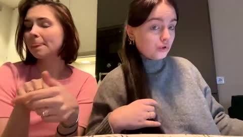 Snapshot of hungry_bunnyyyy chatting on December 4, 2024, 9:02 pm Evelyn online show from December 4, 2024, 9:02 pm