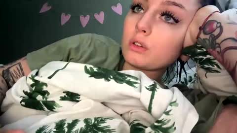 Snapshot of hungry_bunnyyyy chatting on December 22, 2024, 10:58 pm Evelyn online show from December 22, 2024, 10:58 pm