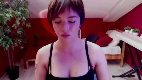 Julia online show from September 11, 2025, 1:33 pm
