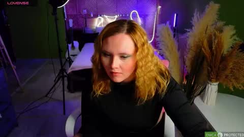 Julia online show from November 23, 2025, 8:41 pm