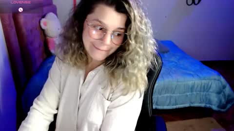 Hello Im Julieta Im 25 years old and I love being here. Thank you for visiting my living room. The only rule is that you hap online show from October 11, 2025, 2:33 am