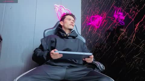 kelvis online show from November 9, 2025, 8:34 am