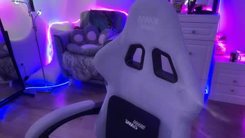 Asya  online show from November 18, 2025, 9:03 am