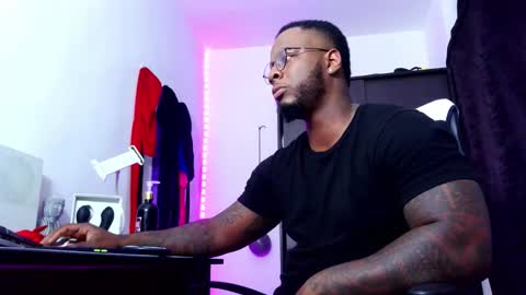 Snapshot of iam_hotbbc chatting on September 15, 2025, 2:44 am Mr H Independent model online show from September 15, 2025, 2:44 am