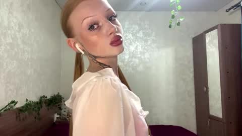 Lylu online show from November 19, 2025, 4:23 am