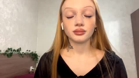 Lylu online show from November 30, 2025, 5:33 am