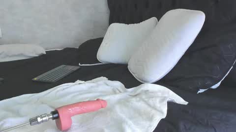 Snapshot of ian_castillo_ chatting on February 13, 2025, 2:20 pm IAN CASTILLO online show from February 13, 2025, 2:20 pm