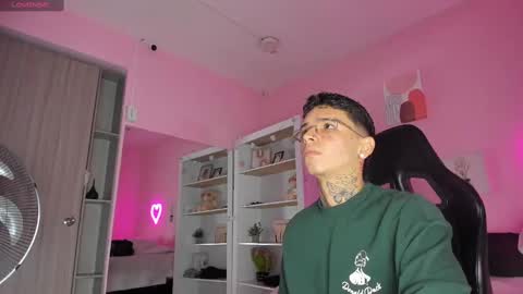 Snapshot of ian_castillo_ chatting on September 25, 2025, 11:14 am IAN CASTILLO online show from September 25, 2025, 11:14 am