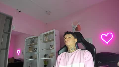 Snapshot of ian_castillo_ chatting on October 7, 2025, 11:07 am IAN CASTILLO online show from October 7, 2025, 11:07 am