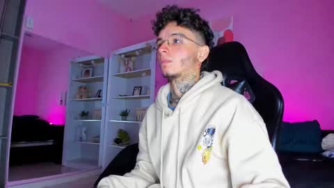 Snapshot of ian_castillo_ chatting on December 16, 2025, 11:15 am IAN CASTILLO online show from December 16, 2025, 11:15 am