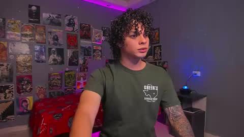 Snapshot of ian_versace chatting on December 3, 2025, 1:02 am Andres online show from December 3, 2025, 1:02 am