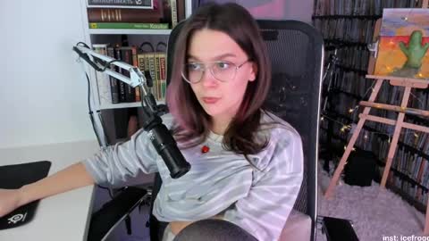 Julia online show from February 24, 2025, 9:41 pm