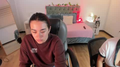 Snapshot of icysweetcam chatting on June 15, 2026, 12:07 pm Icy online show from June 15, 2026, 12:07 pm