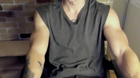 Snapshot of idkiww chatting on October 3, 2025, 7:33 pm yo online show from October 3, 2025, 7:33 pm