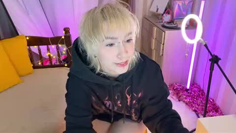 Emmy  help me reach 100 thumbs up online show from February 18, 2026, 8:05 pm