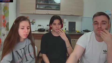 Snapshot of ihavepaws33 chatting on December 16, 2024, 3:43 pm Julia and Mira online show from December 16, 2024, 3:43 pm