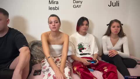 Snapshot of ihavepaws33 chatting on January 9, 2025, 1:35 pm Julia and Mira online show from January 9, 2025, 1:35 pm