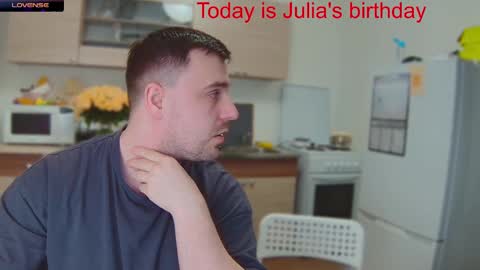 Snapshot of ihavepaws33 chatting on January 21, 2025, 6:34 pm Julia and Mira online show from January 21, 2025, 6:34 pm