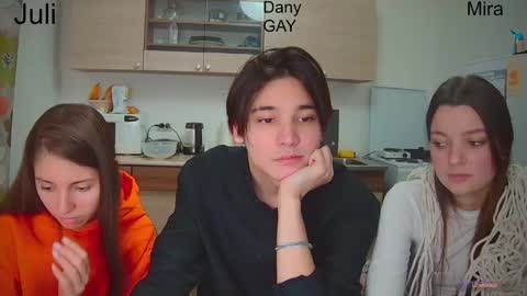 Snapshot of ihavepaws33 chatting on January 28, 2025, 3:04 pm Julia and Mira online show from January 28, 2025, 3:04 pm