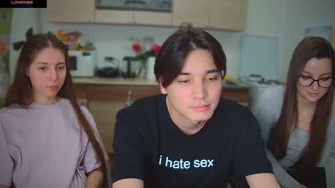 Snapshot of ihavepaws33 chatting on February 7, 2025, 5:51 pm Julia and Mira online show from February 7, 2025, 5:51 pm