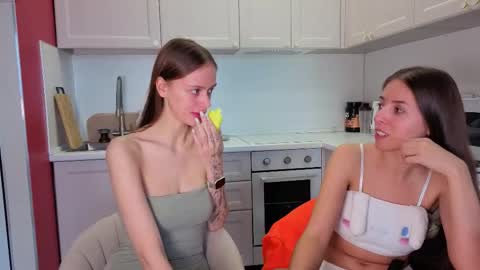 Snapshot of ihavepaws33 chatting on October 5, 2025, 8:56 am Julia and Mira online show from October 5, 2025, 8:56 am