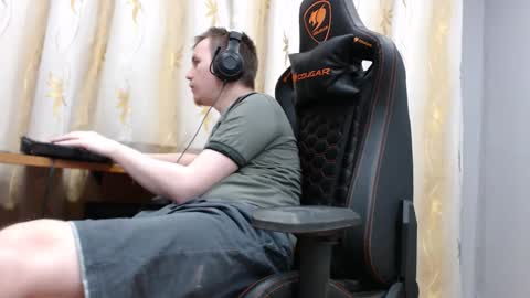 Snapshot of iliaskrisloveee chatting on November 12, 2025, 9:03 pm lord online show from November 12, 2025, 9:03 pm