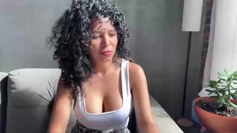 Kloe online show from November 26, 2025, 1:56 pm