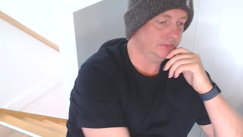 Beachside Lad online show from May 7, 2026, 3:23 am
