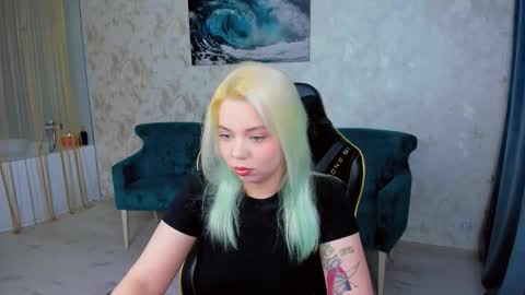 Roxy online show from November 25, 2025, 7:36 pm