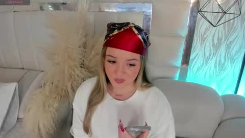 DAHLIA online show from November 20, 2025, 8:52 pm