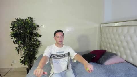 IM EMILIANOLUX online show from October 16, 2025, 8:21 pm