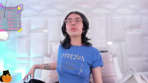 Moly  online show from October 26, 2025, 3:07 pm