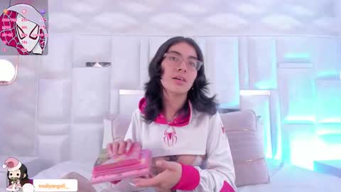 Moly  online show from December 3, 2025, 8:29 pm