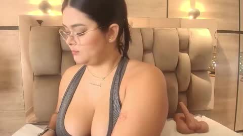 Snapshot of im_mou_ chatting on December 4, 2025, 12:03 pm im mou online show from December 4, 2025, 12:03 pm