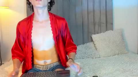 Perseo - Help me with 50 thumbs up online show from December 16, 2025, 8:14 pm