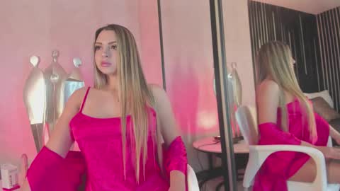 imvictoria_ online show from November 4, 2025, 9:36 pm