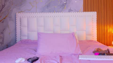 LITTLE AINHOA  online show from April 1, 2026, 7:55 pm