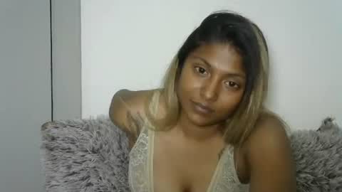 indianqtpie6 online show from October 14, 2025, 6:52 pm