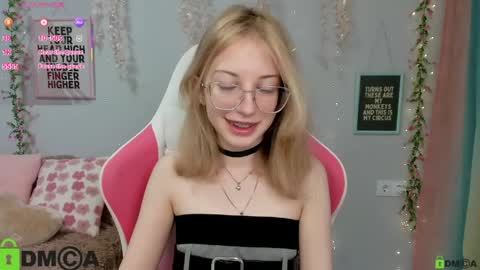 Mia online show from March 25, 2026, 1:39 pm