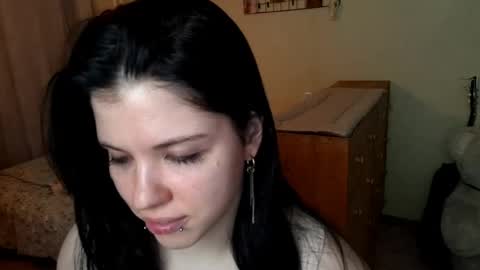 Mia online show from April 13, 2026, 2:22 pm